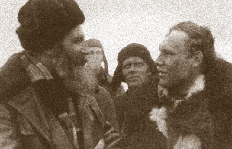 Головин докладывает о выполненном задании, Шмидт доволен