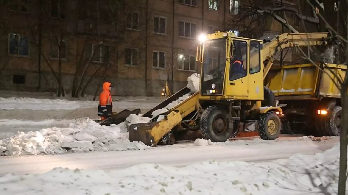     Дорожные службы в ночь с 20 на 21 января активно работали по устранению последствий необычайного снегопада. Главным приоритетом для колонн коммунальной техники были главные дороги, по которым ходит общественный транспорт. Об этом сообщает пресс-служба мэрии.