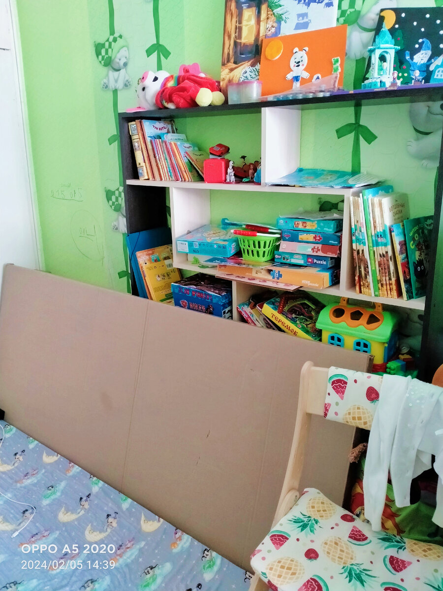 в детской творится хаос. Кровать сыну еще не собрали. Перестановку не сделали. 