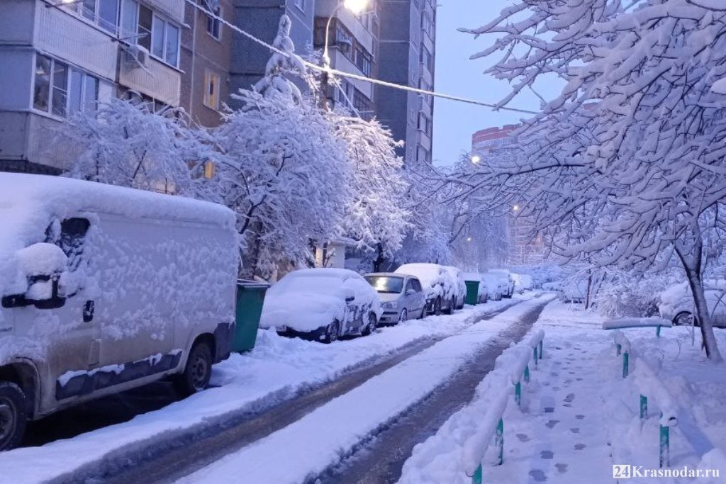 наступает новый год слышно как скрипит снежок