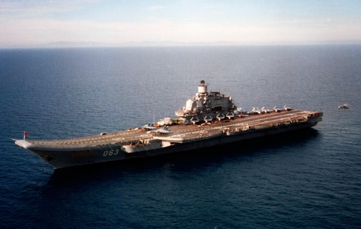 «Адмирал Флота Советского Союза Кузнецов» в Средиземном море в 1996 году 