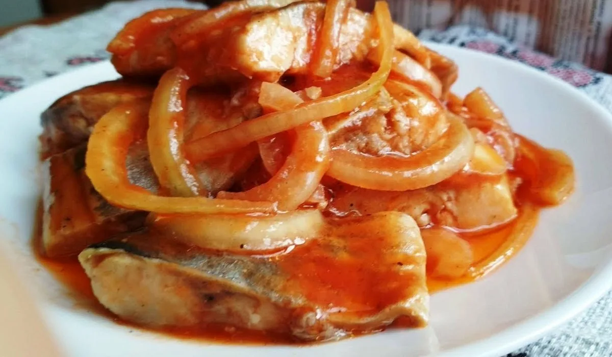Селедка по корейски с луком. Скумбрия в томате по корейски. Сельдь в томатном маринаде с луком. Селёдка в томатном соусе с луком. Селедка с луком и томатной пастой
