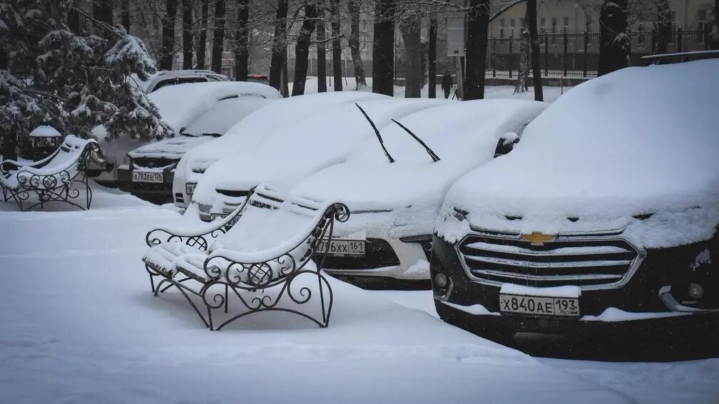     В Казани водителей транспортных средств призвали не бросать автомобили посреди проезжей части. Соответствующее обращение появилось в Telegram-канале ГИБДД города.