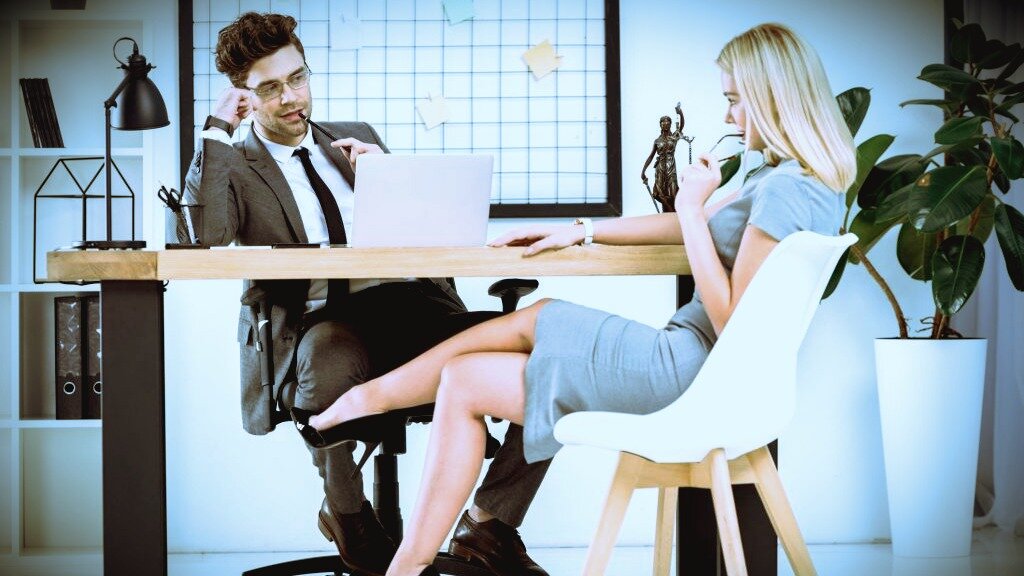 мужчина и женщина в офисе