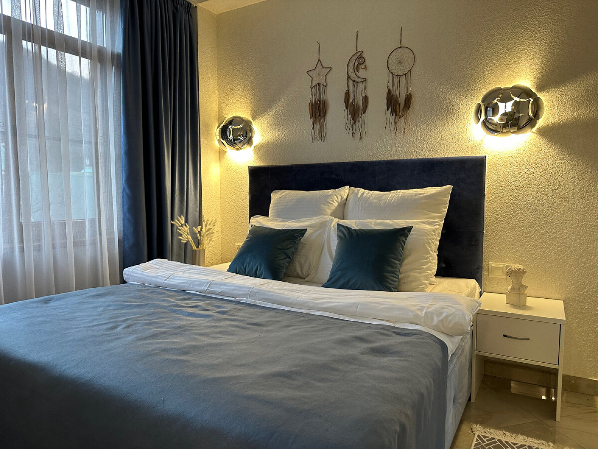 Арендодатель мебель. Собирает мебель. Илья ворлост. Мужчина собирает мебель. Риэлтор девушка.