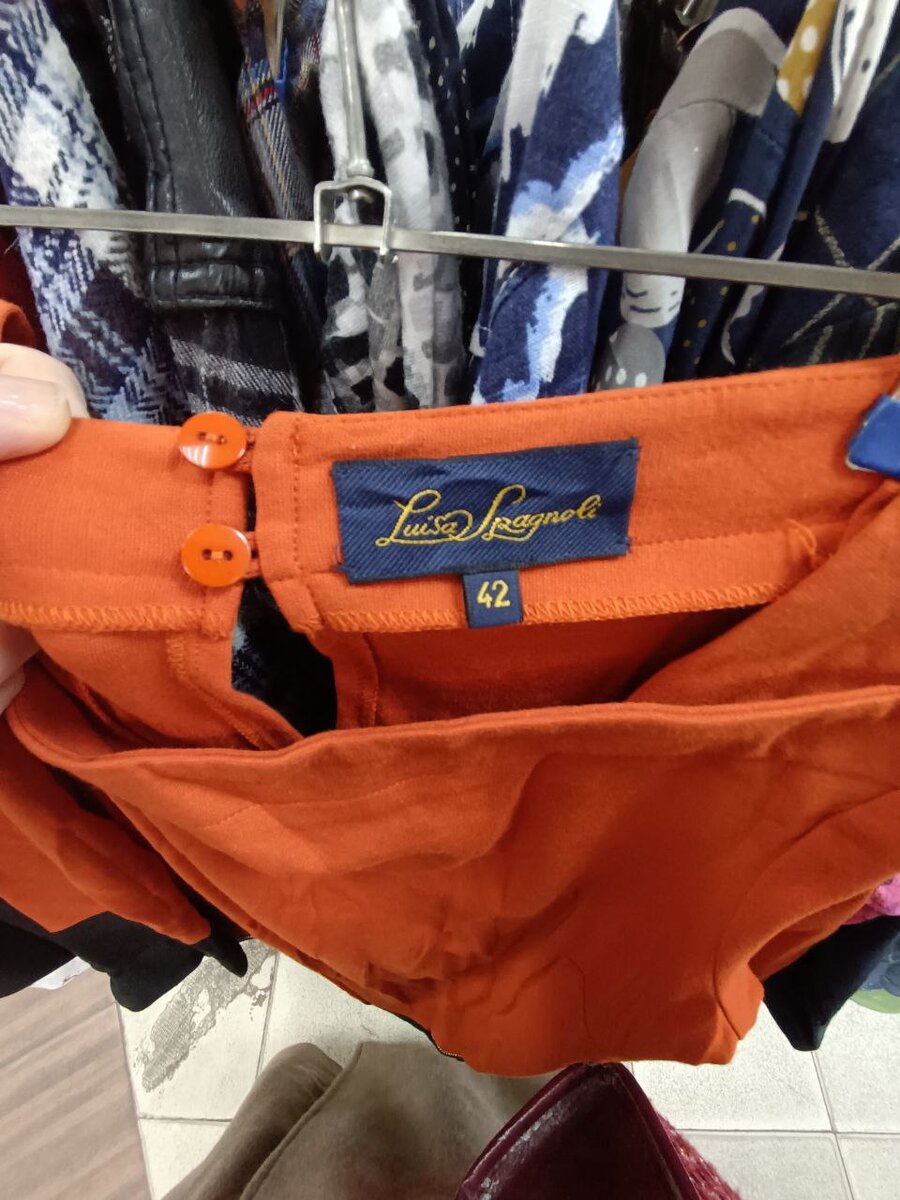 узоры мировых брендов. название брендов одежды. красивая одежда в секонд хенде. брендовые вещи в секонд хенде.