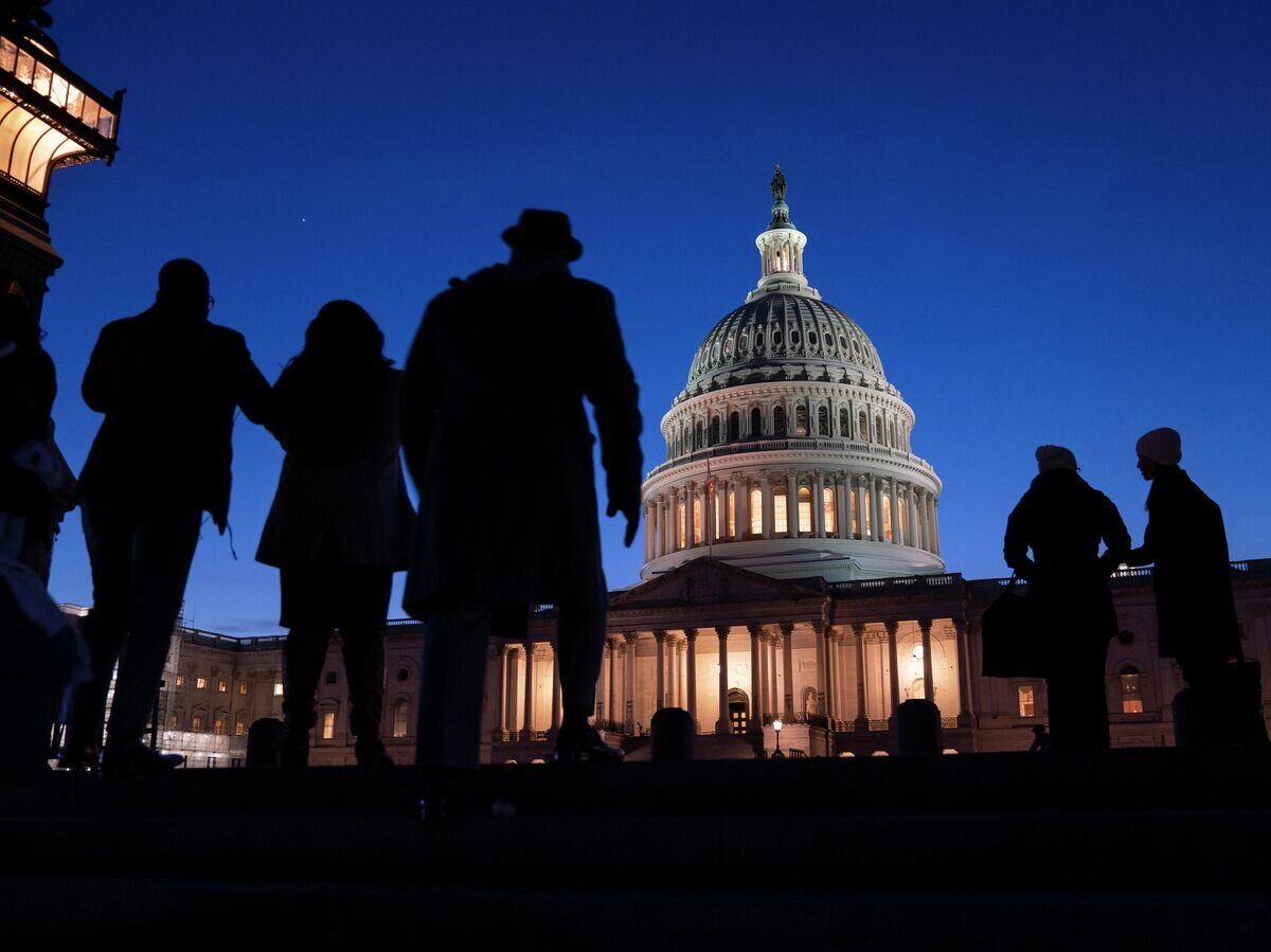    Люди у здания Капитолия в Вашингтоне. 2020 год © AP Photo / J. Scott Applewhite