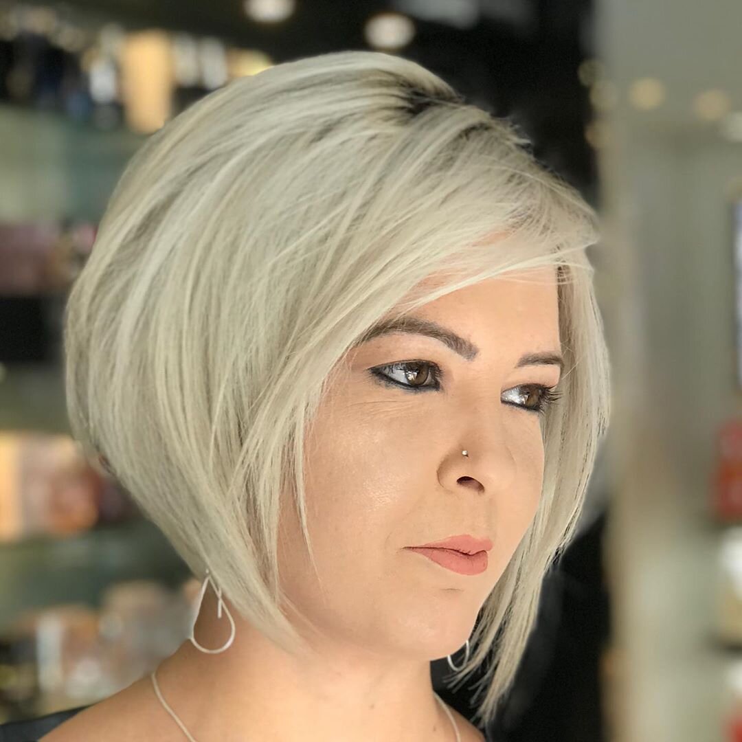 стрижки на короткие и средние волосы. прически короткие средней длины. прически короткие средней длины. стрижка градуированный боб 2021. стрижка дебют каскад боб на средние волосы.