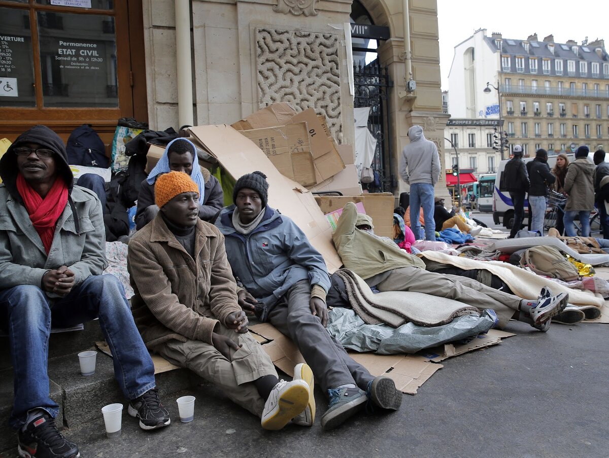Мигранты на улицах Парижа