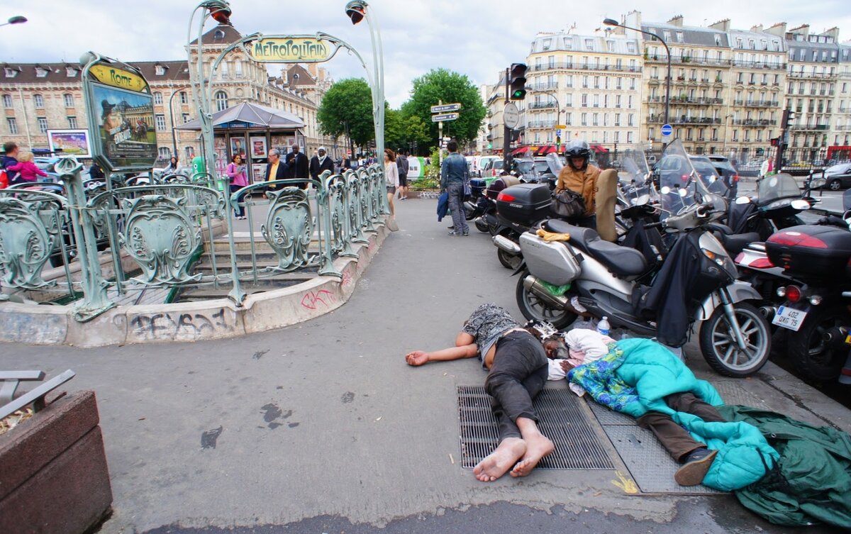 Poor paris. Грязь на улицах Парижа.