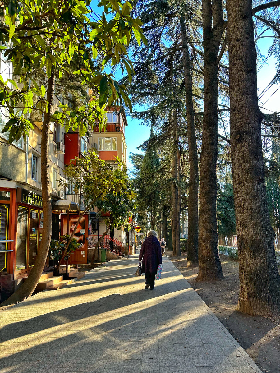 ялта август 2023. ялта парус. размытие при вертикальной съемке. ялта август 2023. ялта август 2023.