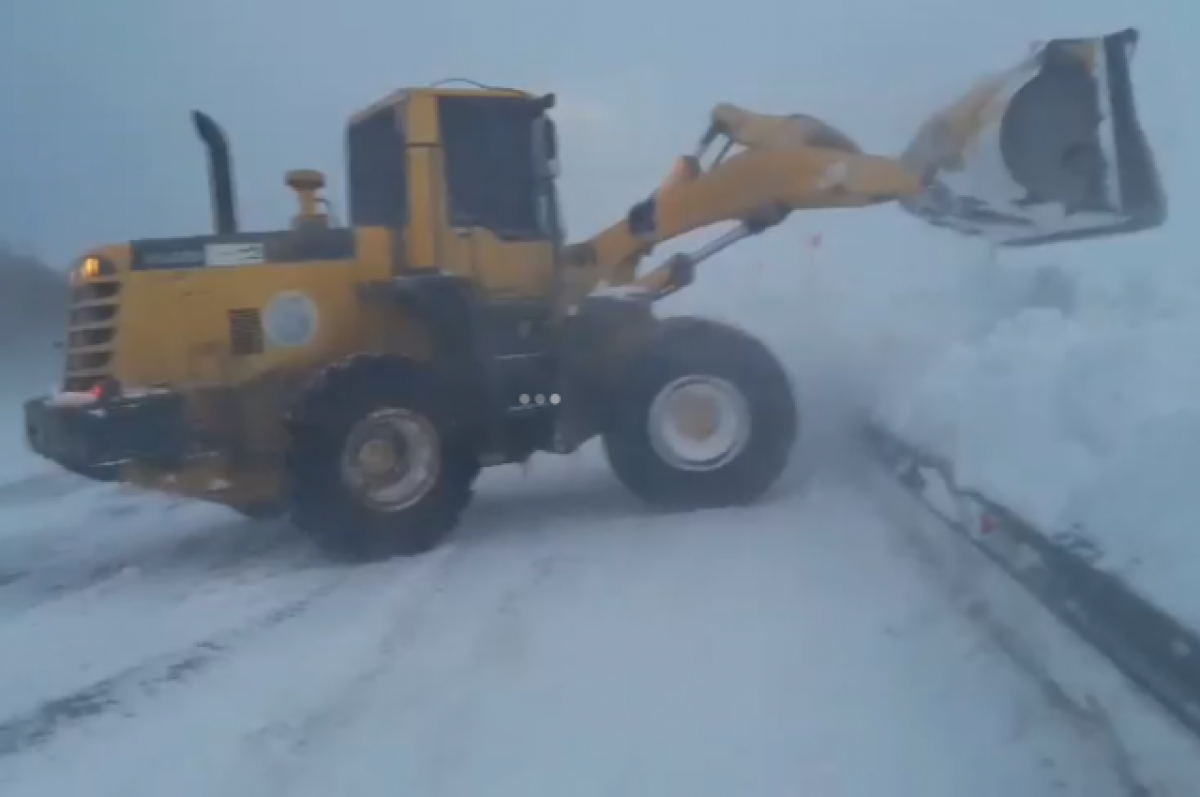    Дорожники Самарской области показали, как борются со снегопадом на трассах