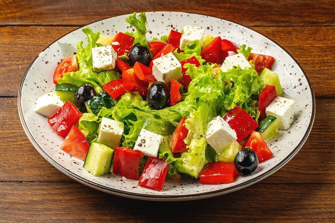 Greek Salad(греческий салат). Греческий салат Хориатики. Салат греческий классический с фетаксой. Фетакса помидоры,огурцы перец маслины.