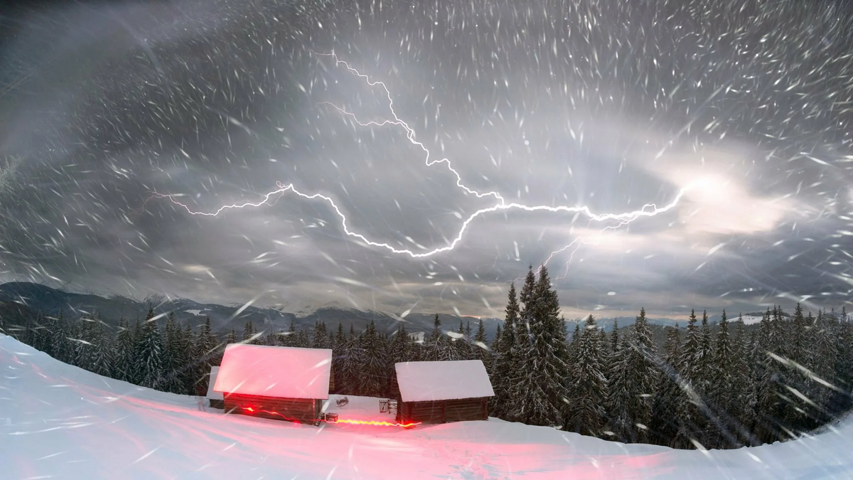 Гроза зимой. Почему бывает зимой гроза. Гроза зимой. Снег с грозой. Почему зимой не бывает грозы и молнии.