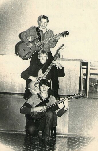 Рис. 12 Участники вокально-инструментального ансамбля кадыкчанского клуба «Шахтер» (Эдуард Кривулин (Кришна), Андрей Голубев (Пернатый), Александр Зайцев). Фото из личного архива 
