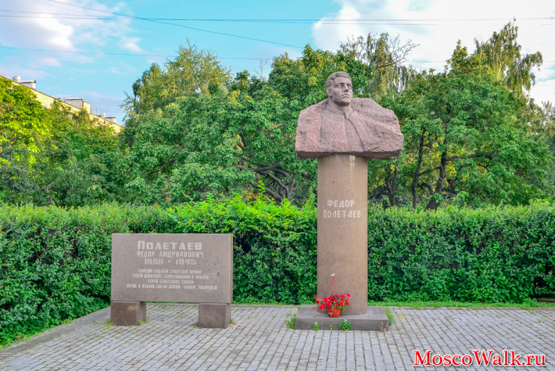 Памятник Фёдору Полетаеву (источник: http://moscowalk.ru/uvao/kuzminki/progulki/esenin.html).