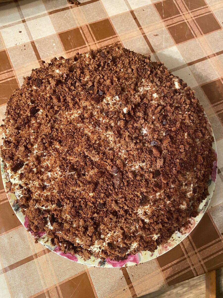 Торт медовый с клубничным кремом фото. Как сделать крошку для торта. Как сделать крошку для торта. Как обсыпать торт крошкой по бокам. Украшение торта крошкой от коржей.