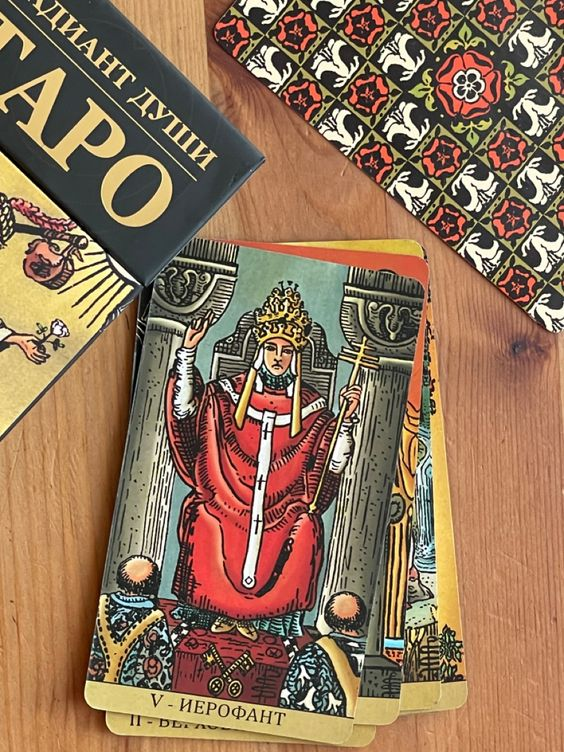 Колесо фортуны таро кроули. Карта таро судьба. 10 аркан таро колесо фортуны. Колесо фортуны райдер уэйт. Карты таро уэйта фортуна.