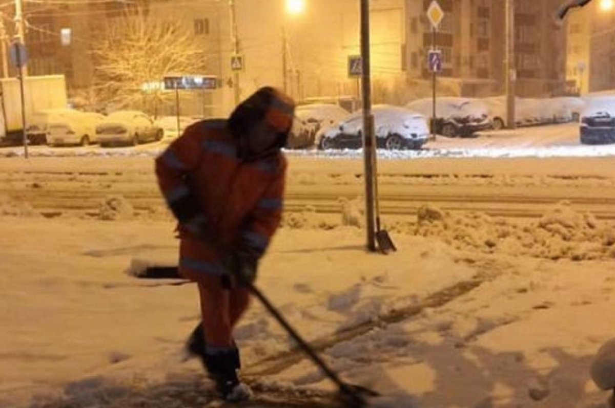    В Краснодаре с ночи убирают выпавший снег