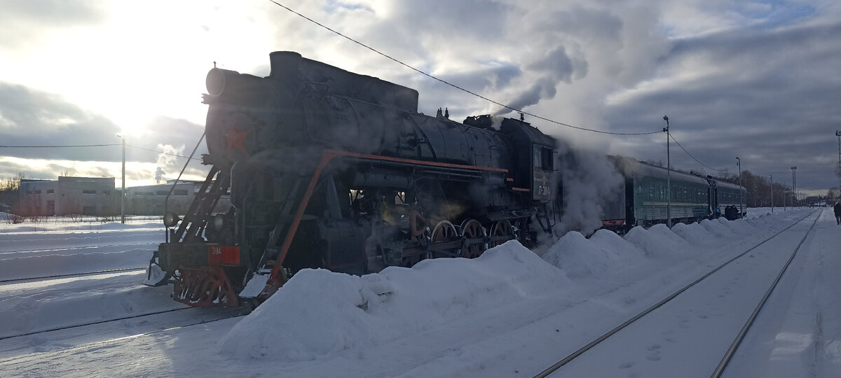 Ретропоезд Селигер в лучах заходящего солнца на станции Осташков