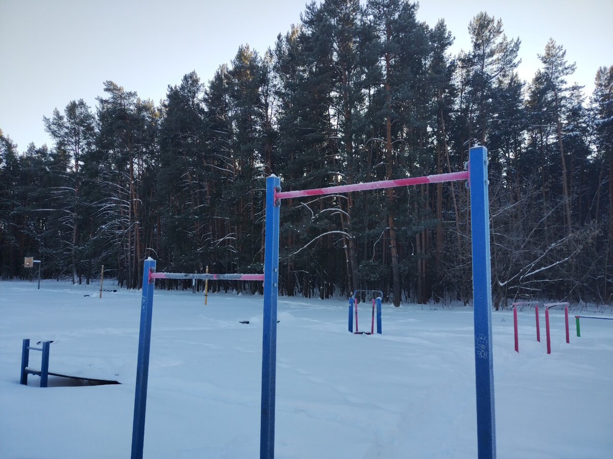 Польза турника заключается в комплексном улучшении тела: это развитие мышц туловища, плечевого пояса и рук, а также увеличение роста и "вытягивание" тела. 