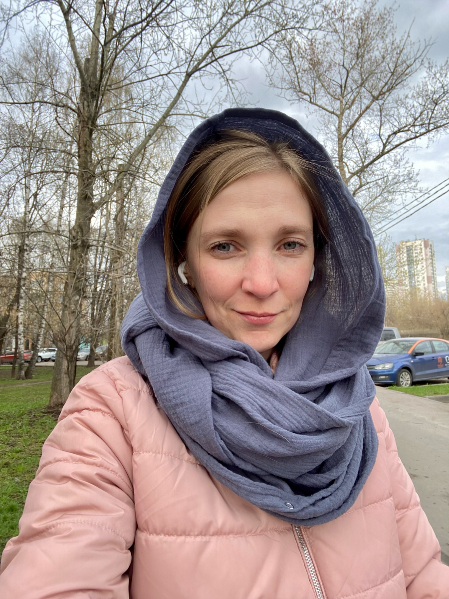 Вот такой двойной муслиновый шарфик у меня всегда был с собой: и кормить удобно, и ребёнка укрыть можно, и на себя накинуть при необходимости.