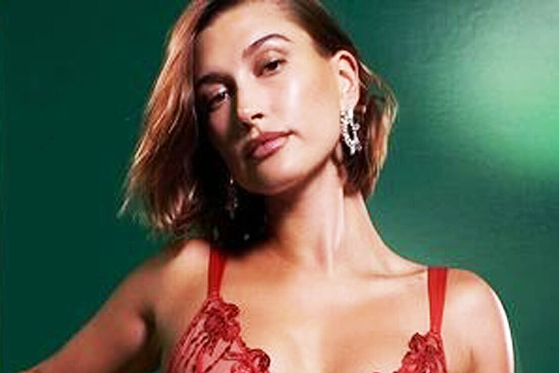     Грудь прикрыли белые ракушки: Хейли Бибер в дерзком бикини снялась на пляже