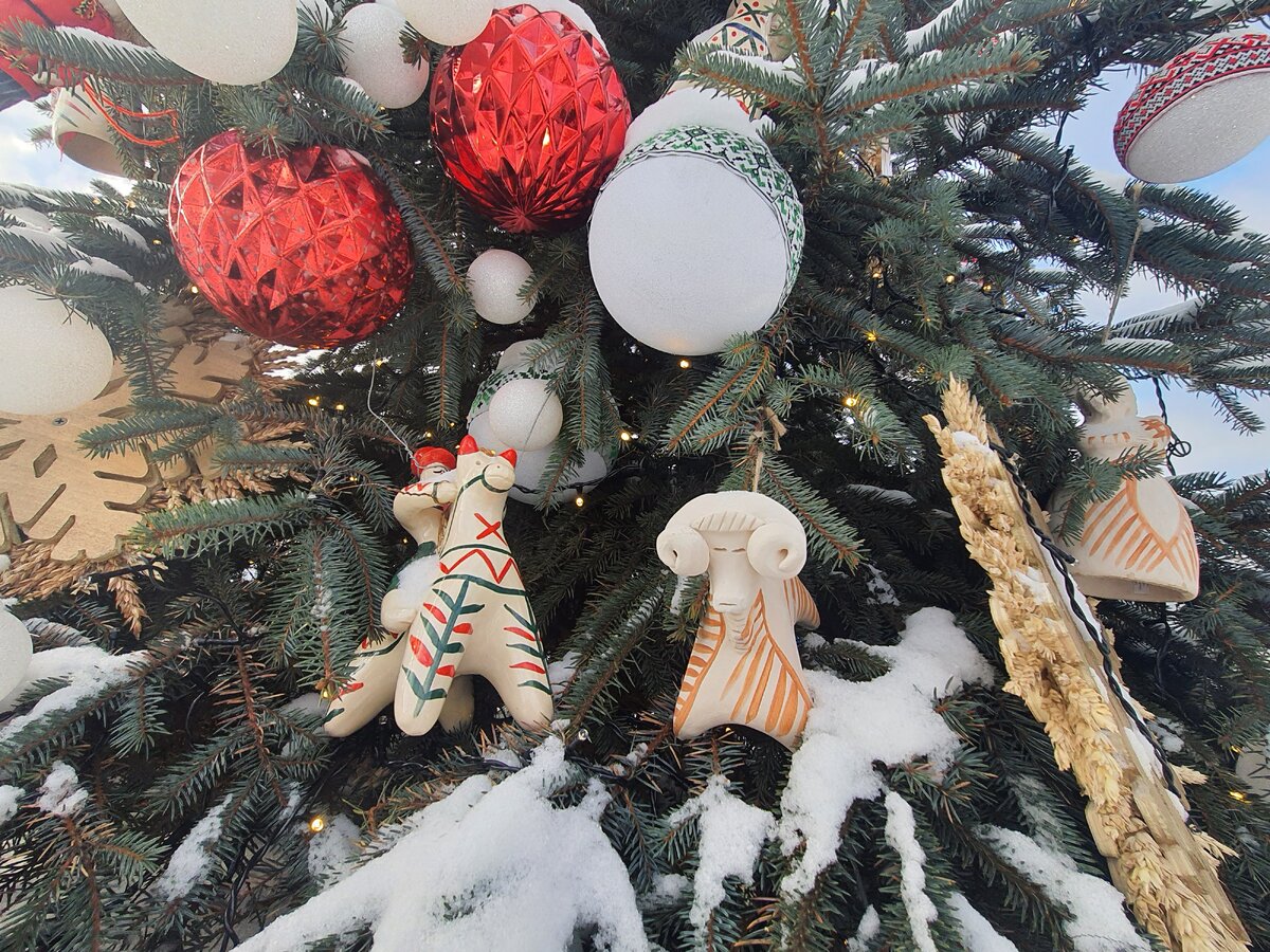 Елка в абу даби 2010. Самая дорогая елка. Самая дорогая елка 2010 абу даби. Самые красивые новогодние елки. Елка в кемпински байя.