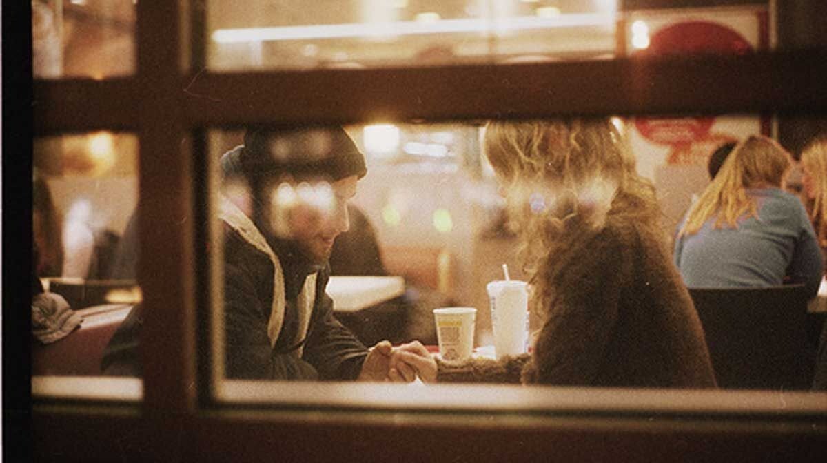 Заметить разве не. Отражение в окне кафе. Двое в кафе. Девушка в кафе у окна. Двое в кафе за стеклом.