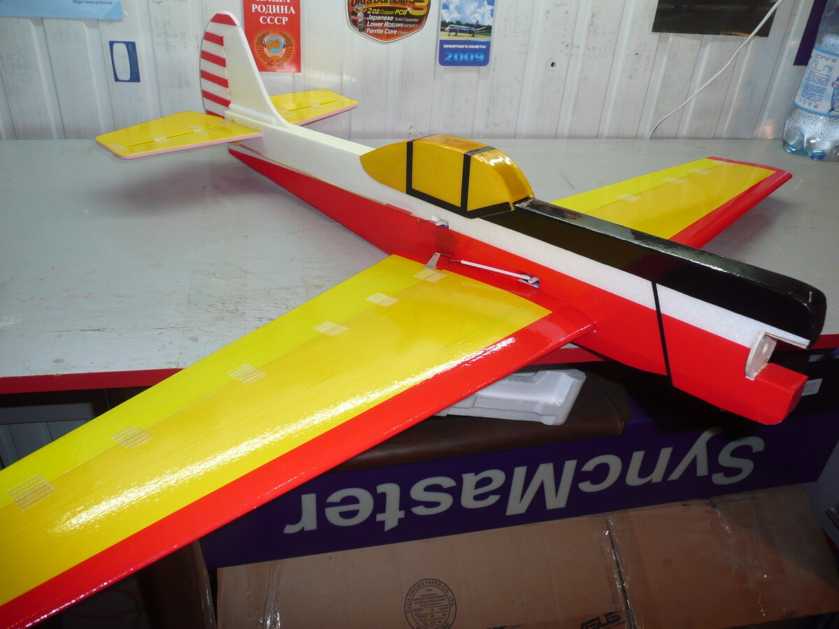 Первая модель Як-50 с одной сервомашинкой управления элеронами.  Август 2010 года