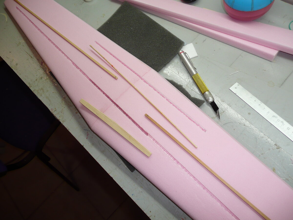 Крыло Як-50 с пазами под лонжероны, которые вклеивались в них на эпоксидной смоле.