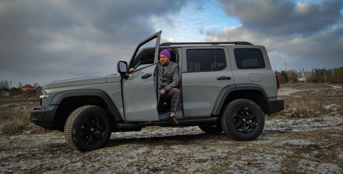 Я не отношу себя к категории автомобильных экспидиционеров. Предпочитая экспедиции на катерах или парусной яхте. Но и с практической точки зрения, и внутренних ощущений давно уже не рассматриваю ничего ниже лифтбеков. И в свете осиротевшего рынка внедорожников, после ухода всех тех, кто закрывал эту нишу (особенно Toyota) тоже внимательно следил за судьбой Тэнк. Под конец осени 2023 мы, наконец, встретились.