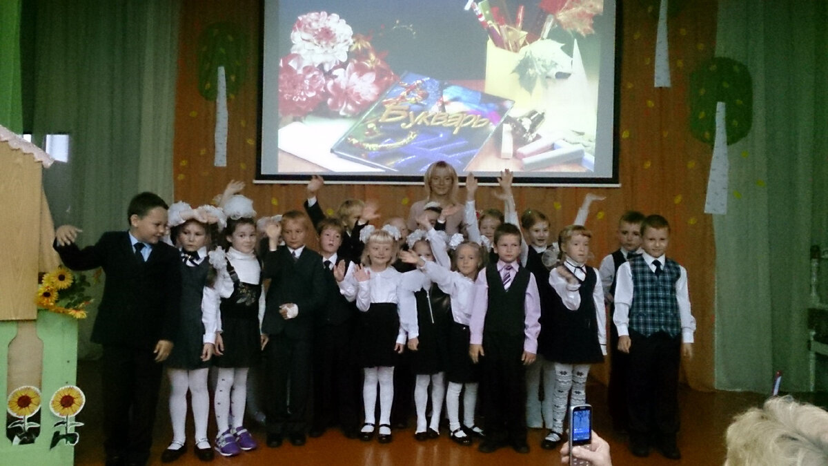 Ученик с глобусом. Не буду отдавать ребенка в школу. Мама провожает ребенка в школу. Первоклассник с родителями. Дети идут в школу.