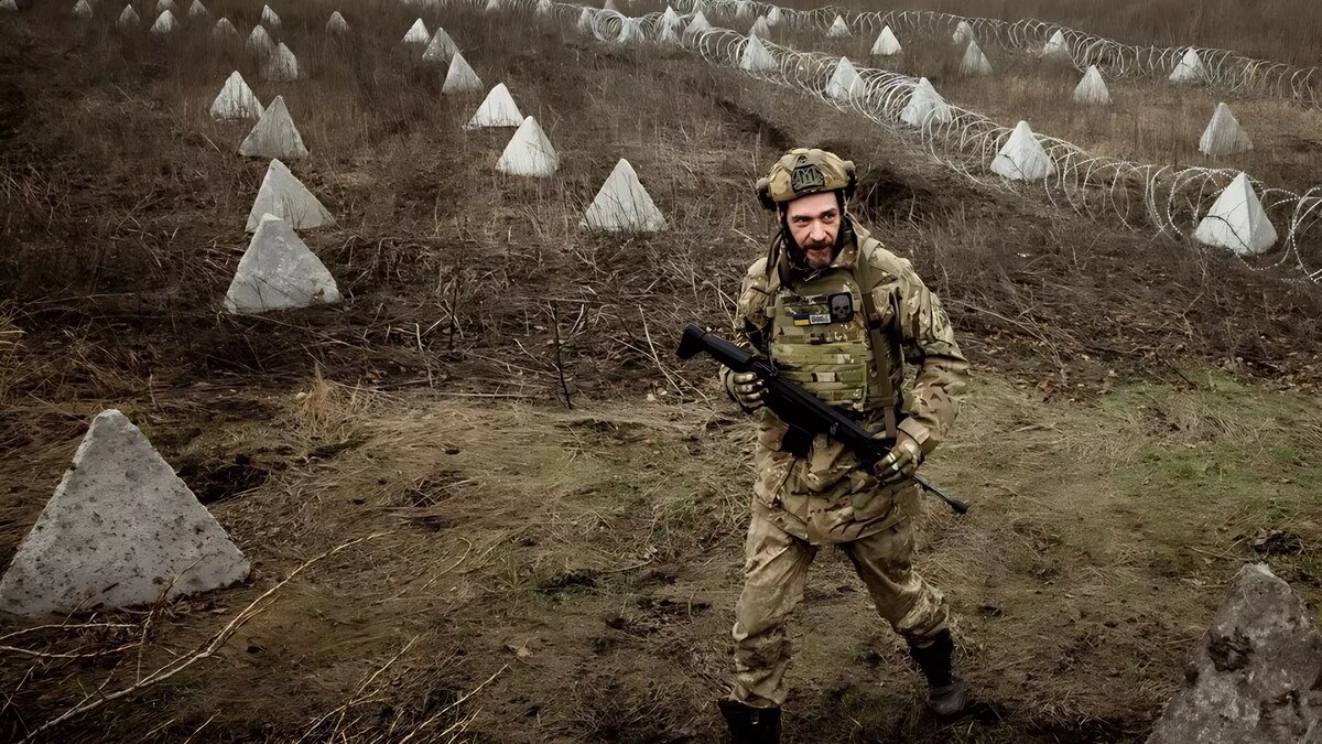     Власти Украины возводят многоуровневую систему укреплений протяженностью в тысячу километров. Как сообщает The Telegraph речь идет о строительстве собственной «линии Суровикина».
