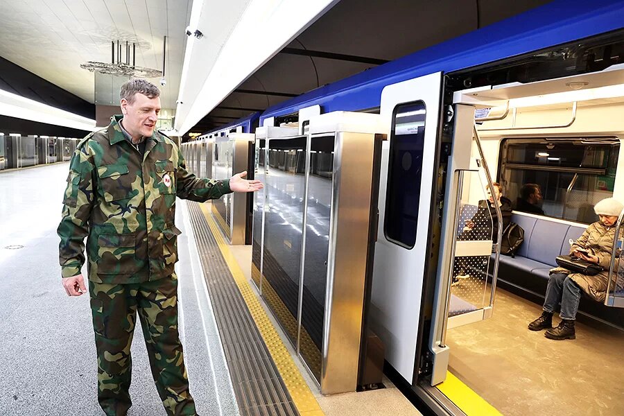 Работа в метро 1 3. Форма работников московского метрополитена. Работа в метро 1 3. Работник метро. Реклама работы в метро.