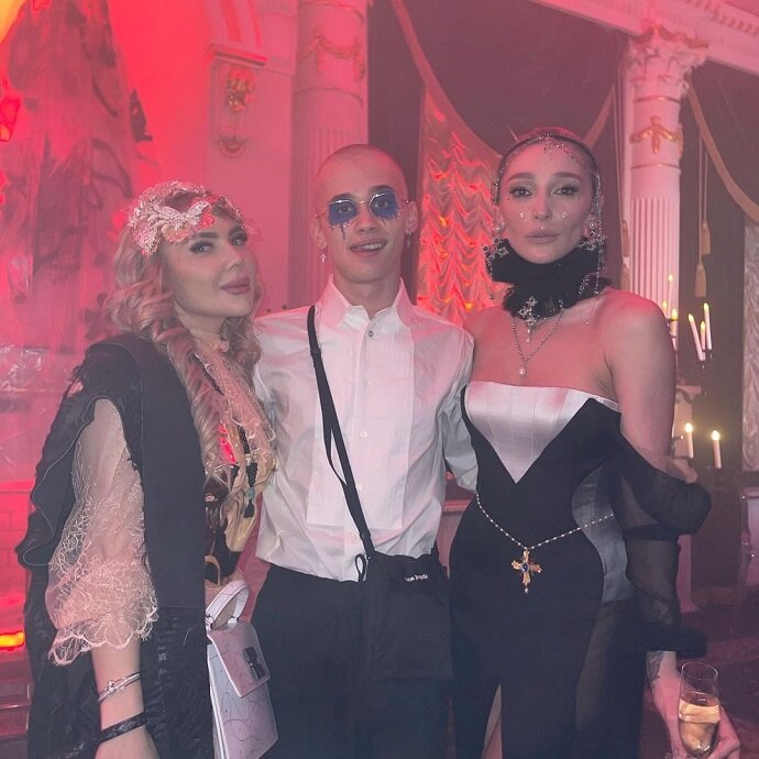 Гостям «почти голой» вечеринки блогера и телеведущей Анастасии Ивлеевой, а также ее организаторам и сотрудникам ночного клуба могут грозить уголовные статьи — за участие в экстремистском сообществе или вовлечение в него. Так полагают опрошенные «Известиями» юристы. Основанием для этого может стать недавнее решение Верховного суда, который признал «ЛГБТ-сообщество» экстремистской организацией. Как минимум некоторым причастным к вечеринке грозит административное наказание — такое же, как было назначено рэперу Vacio: его арестовали на 15 суток и оштрафовали за ЛГБТ-пропаганду. При этом у Ивлеевой начались «налоговые» неприятности — как сообщили источники «Известий», налоговики проверяют, почему она недоплатила в государственную казну 137 млн рублей.