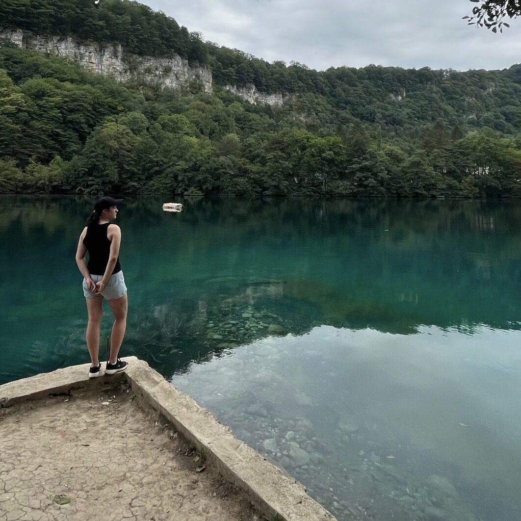 Нижнее голубое озеро в 50 км от Нальчика. Несмотря на свой скромный размер, одно из самых глубоких в России.