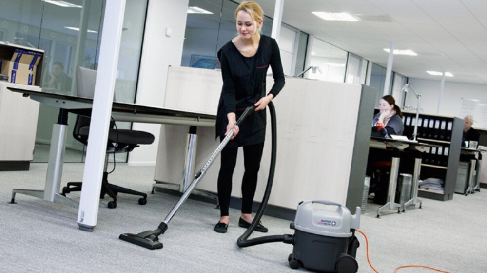 приглашаем на трудоустройство. приглашаем на работу уборщиков. уборщик. уборка магазина. мужчина техничка.