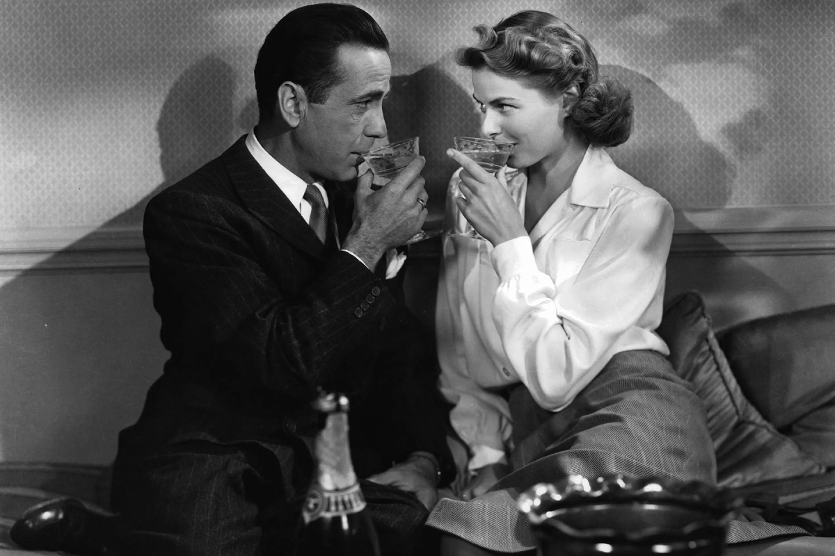 Актер Хамфри Богарт и актриса Ингрид Бергман в фильме режиссера Майкла Кёртица «Касабланка» (Casablanca) 