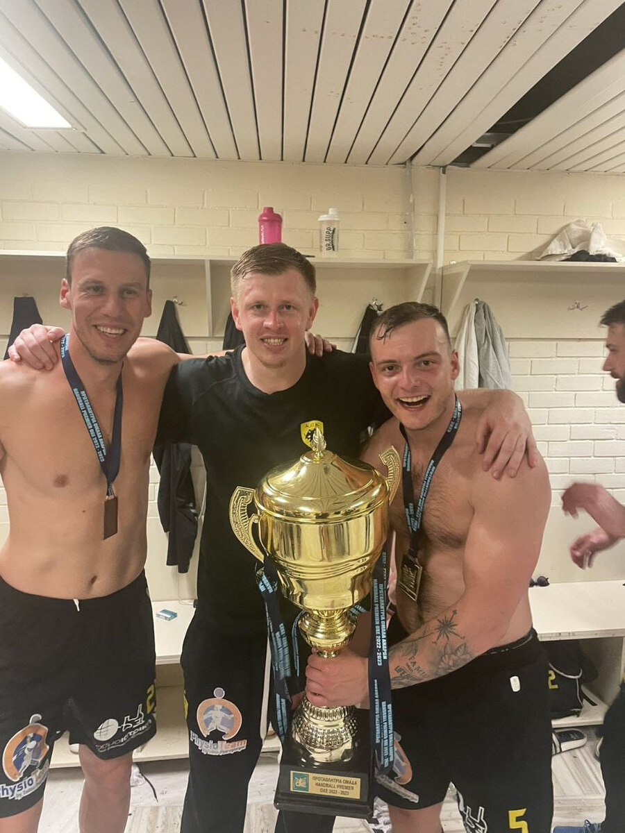С трофеем за победу в чемпионате Греции