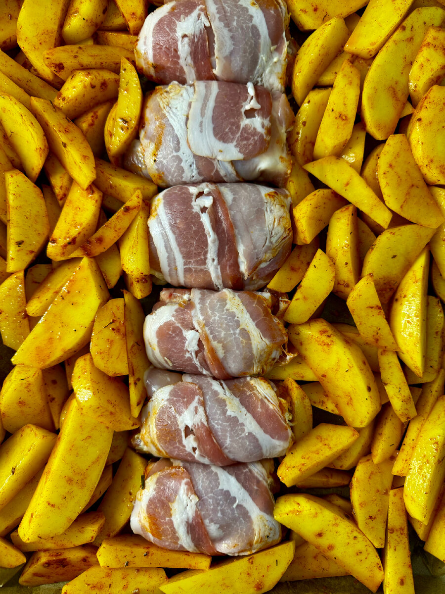 сыр в беконе. картофель в беконе запеченный в духовке. кролик в беконе. картошка в беконе с курицей. картошка в беконе с курицей.