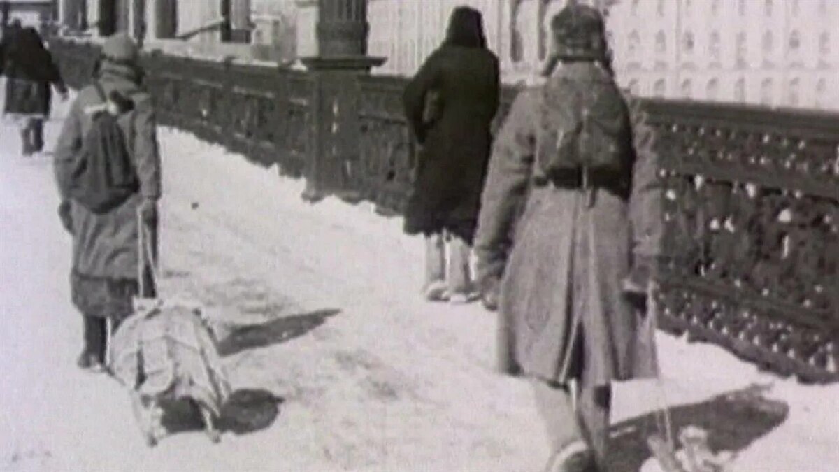 Голод во время блокады. Блокада Ленинграда голож. Ленинград зима 1941 голод. Голодающие люди в блокадном Ленинграде.