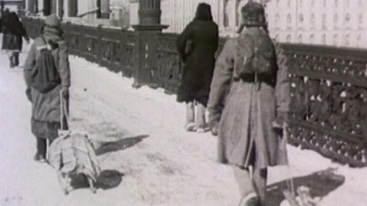 Житель блокады ленинграда. Блокада ленинграда голож. ленинград зима 1941 голод. голодающие люди в блокадном ленинграде.
