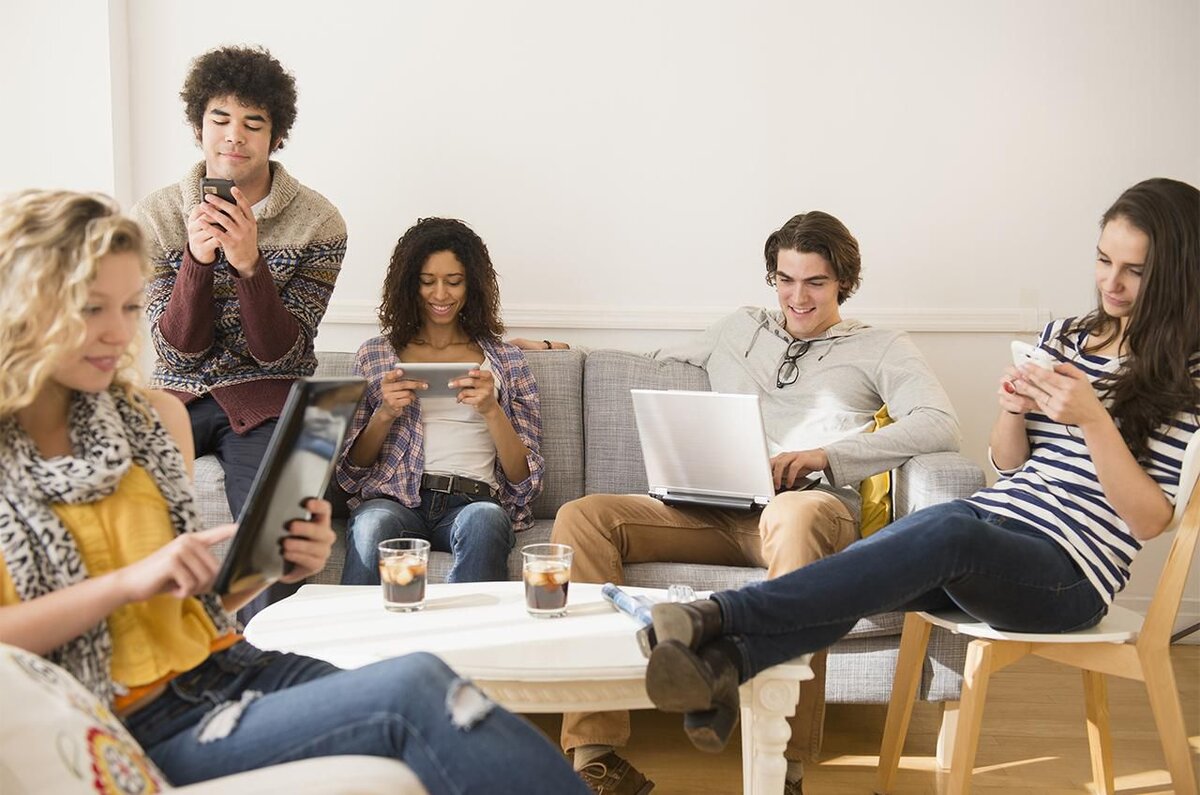 детям об интернете. тема интернет в нашей жизни. проблема здоровья людей. проблемы со здоровьем. женщина использует технику.