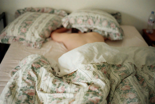 Под одеялом спящих мам. Мужчина в кровати под одеялом. Девушка в одеяле.