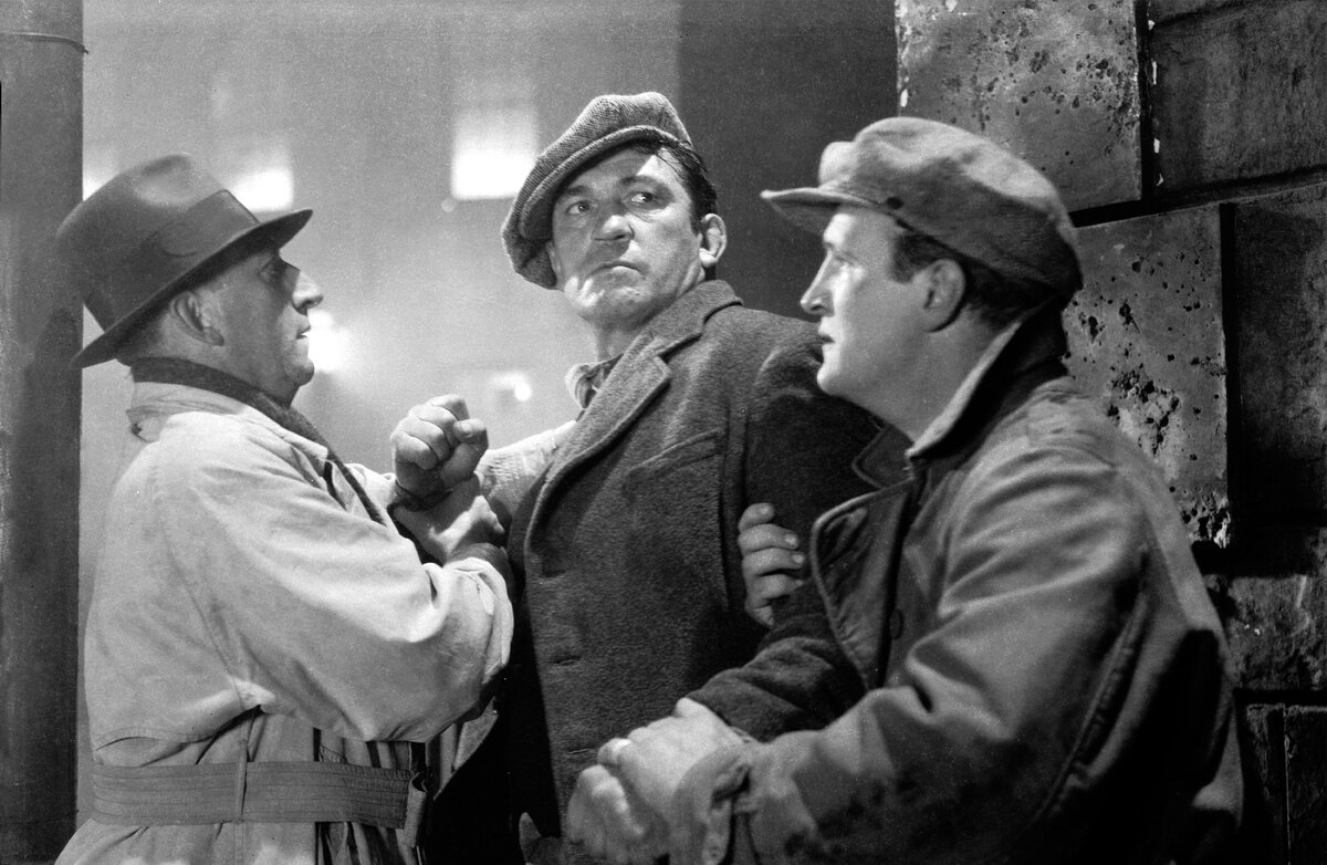 Актер Нил Фицджералд, Виктор Маклаглен и актер Джо Сойер в фильме Джона Форда «Осведомитель» (The Informer)