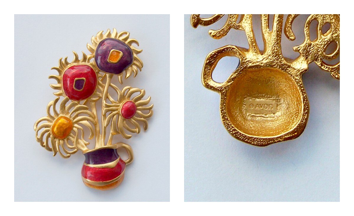 Необычные броши из бисера. Брошь букет из бисера. Маленькие брошки из бисера. Платье с брошью. Ожерелье булгари кира найтли.