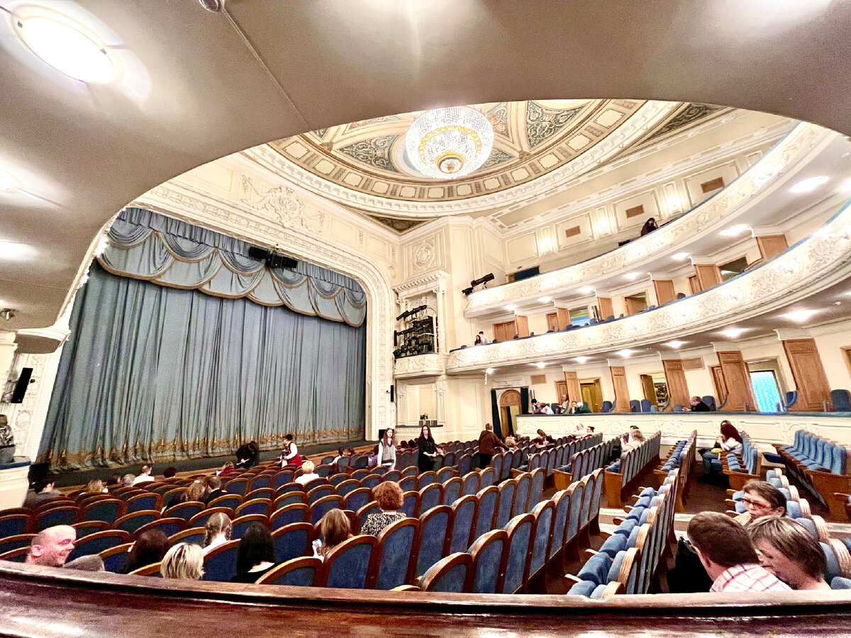 Наши места были в зале, но в следующий раз можно было бы взять в ложе, откуда делаю кадр