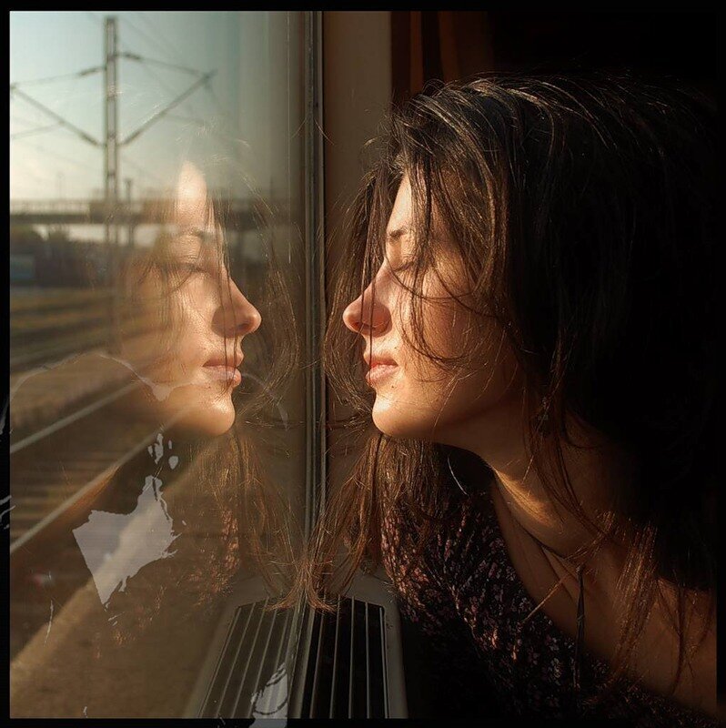 Отражение человека в окне. Девушка в поезде у окна. Женщина у окна поезда. Отражение девушки в окне. Я видел ее слезы
