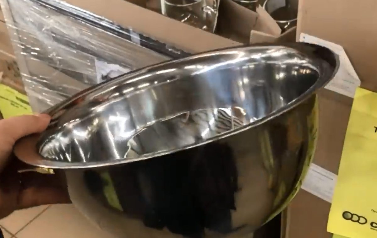 На полочках магазина Светофор появились миски из нержавеющей стали. Миска глубокая диаметр 28 см, высота бортиков 11 см, объём миски 4 и 3 литра. Производитель Китай по цене 210 рублей.